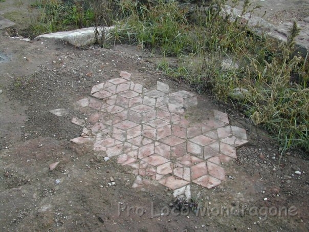 Pavimento della Taberna Romana (nei pressi del cimitero).jpg